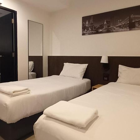 The Blocks Hostel Sukhumvit 10 Банкок Екстериор снимка