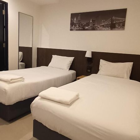 The Blocks Hostel Sukhumvit 10 Банкок Екстериор снимка