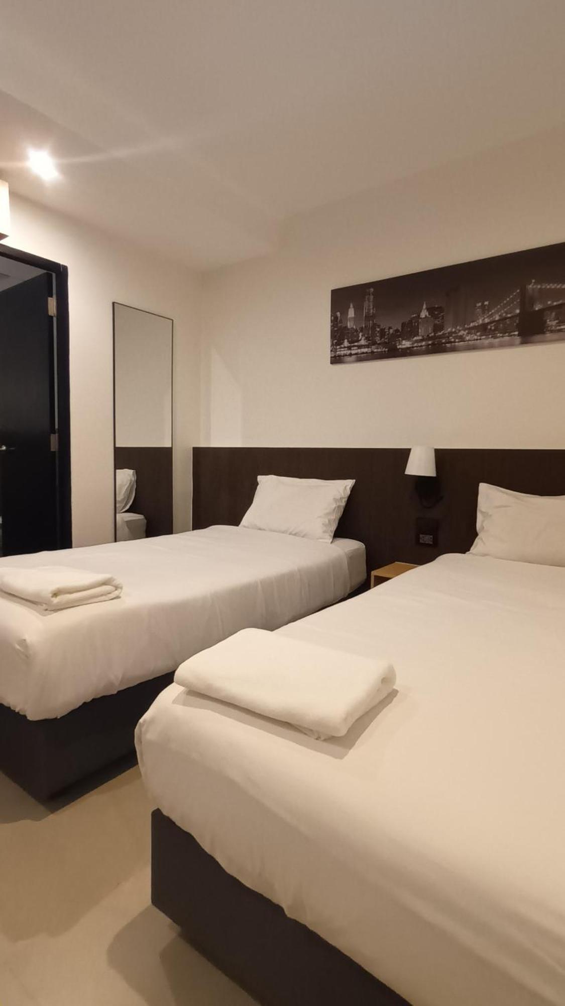 The Blocks Hostel Sukhumvit 10 Банкок Екстериор снимка