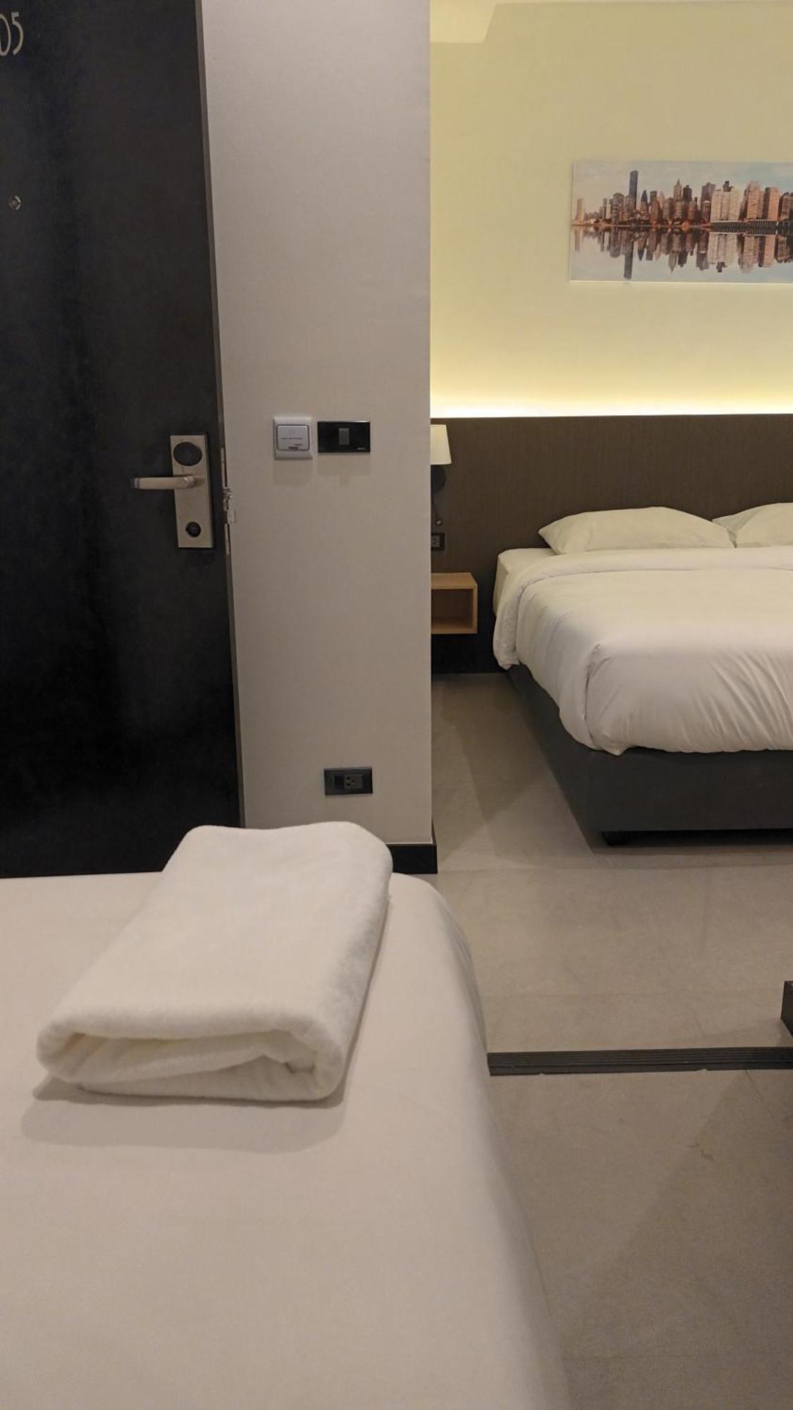 The Blocks Hostel Sukhumvit 10 Банкок Екстериор снимка