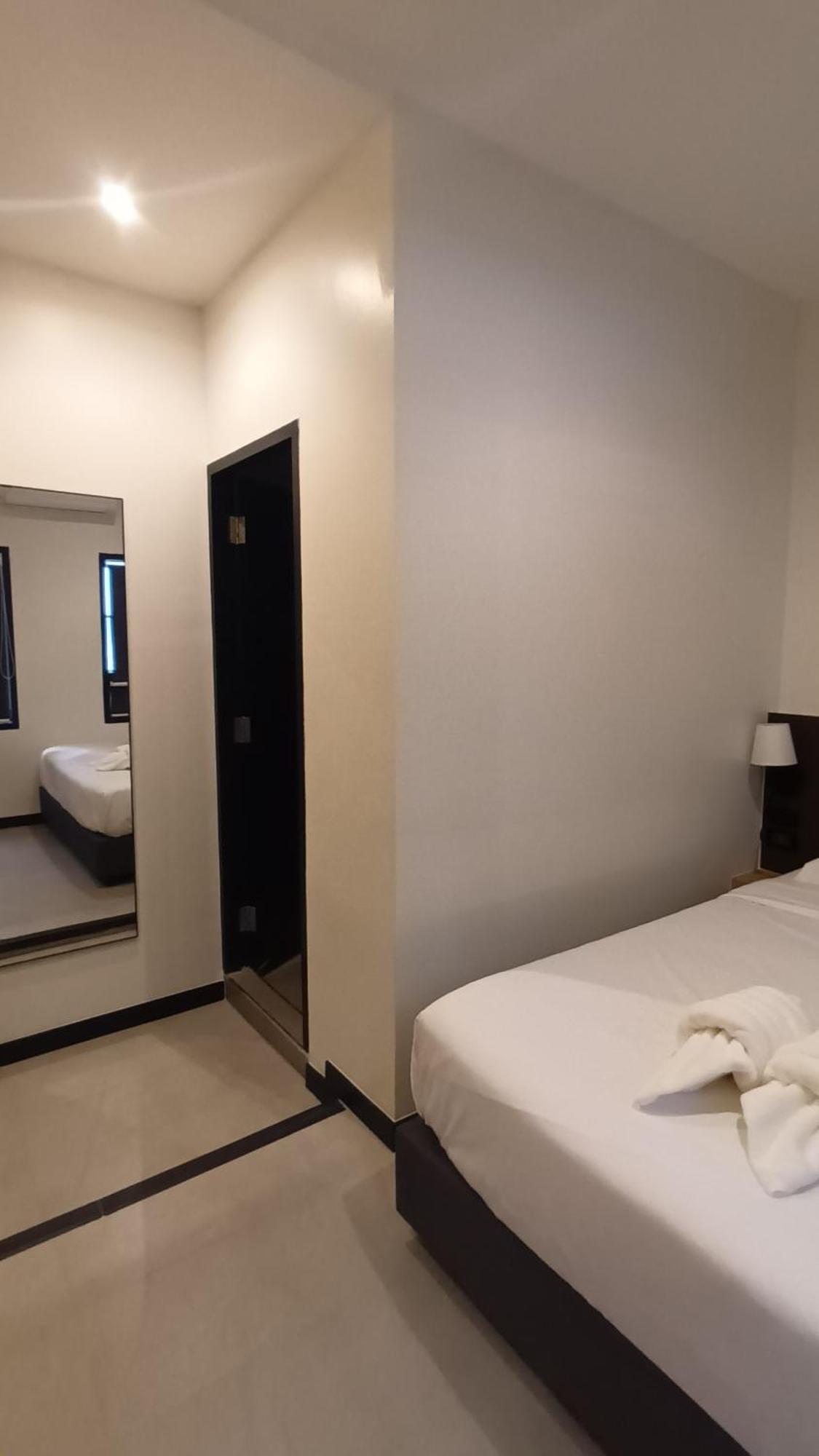 The Blocks Hostel Sukhumvit 10 Банкок Екстериор снимка