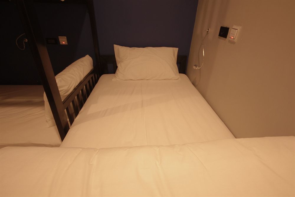 The Blocks Hostel Sukhumvit 10 Банкок Екстериор снимка