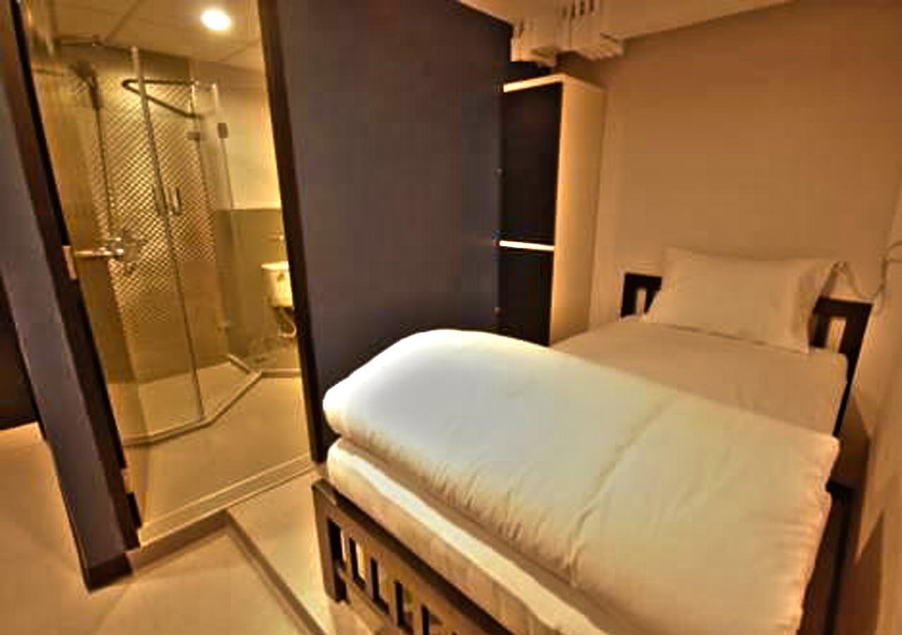 The Blocks Hostel Sukhumvit 10 Банкок Екстериор снимка