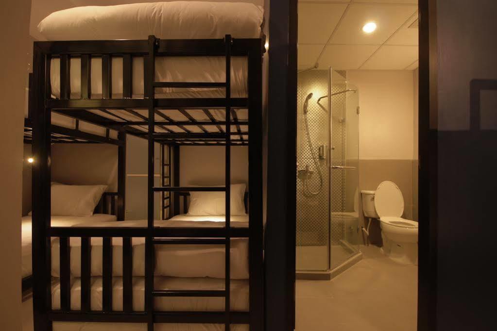 The Blocks Hostel Sukhumvit 10 Банкок Екстериор снимка