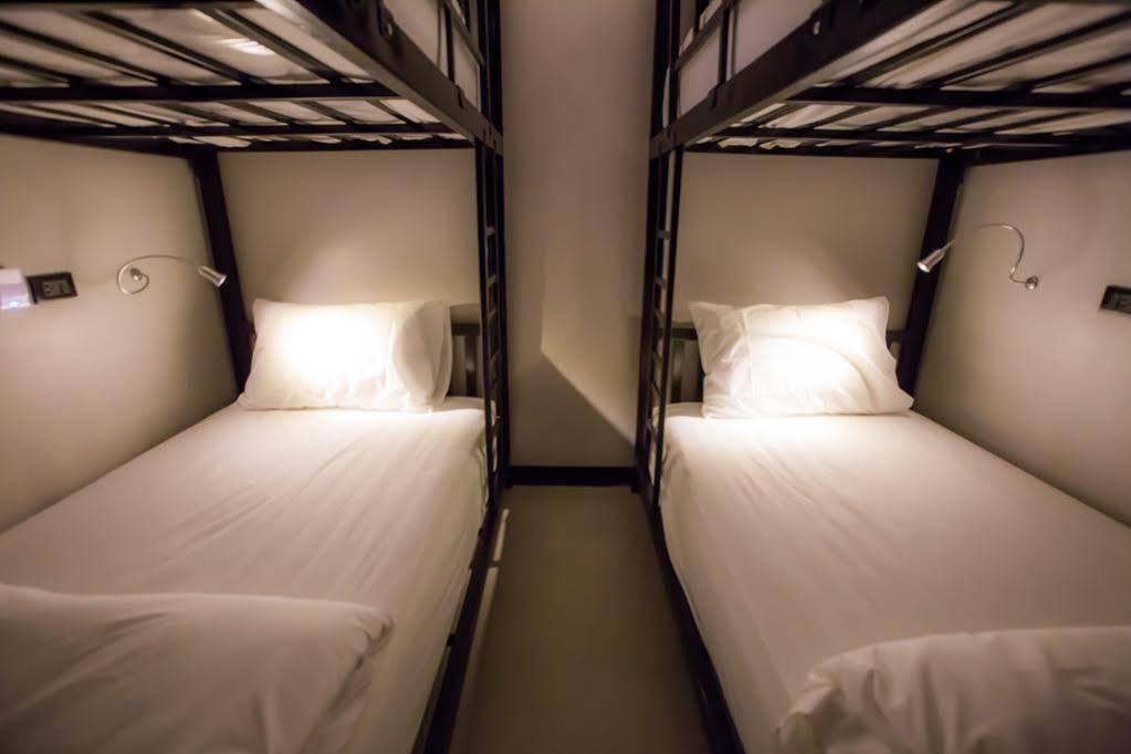 The Blocks Hostel Sukhumvit 10 Банкок Екстериор снимка