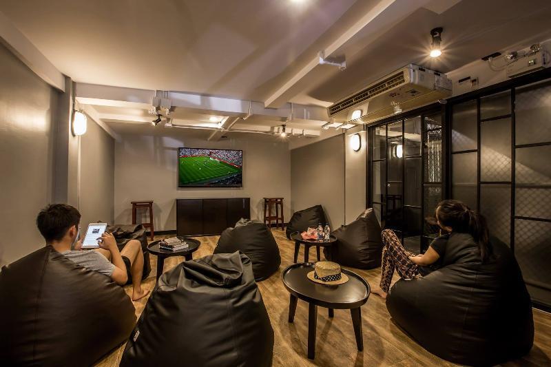 The Blocks Hostel Sukhumvit 10 Банкок Екстериор снимка