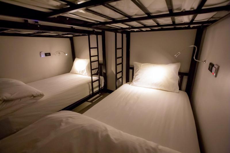 The Blocks Hostel Sukhumvit 10 Банкок Екстериор снимка